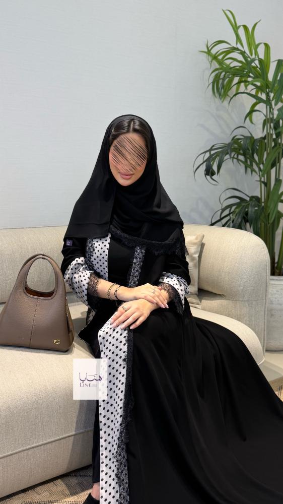 عباية اميره بقماش كريب ملكي مزينه بكلفه وشيفون منقط من الامام والاكمام