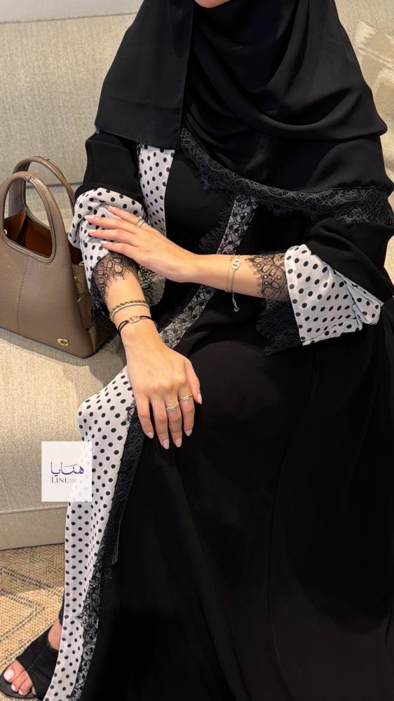 عباية اميره بقماش كريب ملكي مزينه بكلفه وشيفون منقط من الامام والاكمام