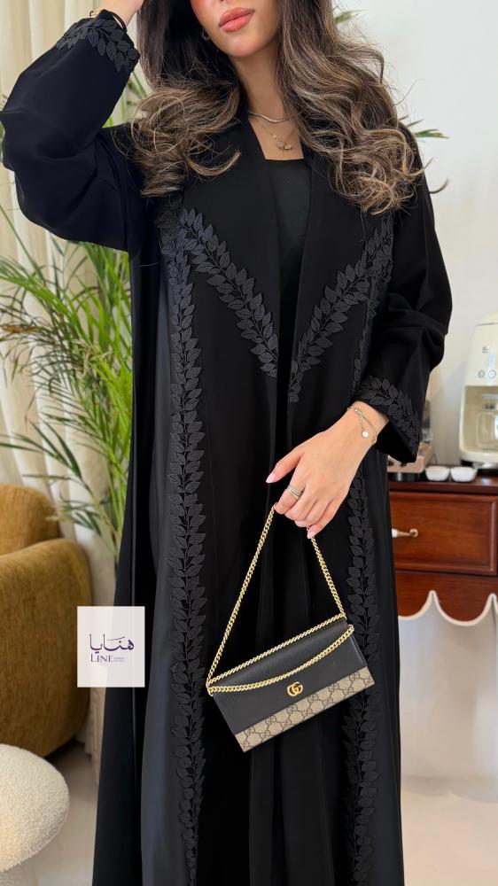 عباية الود بقماش كريب ملكي مع تدخيلات من كريب ايطالي مزينه بكلفه من الامام