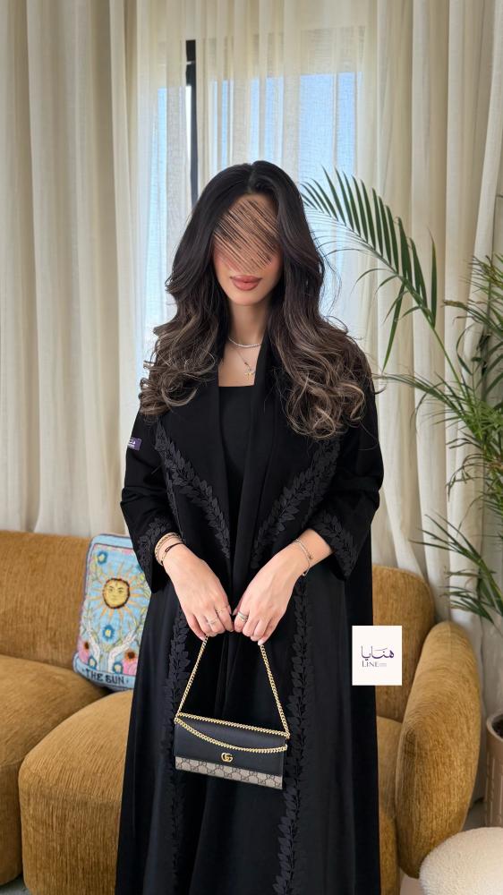 عباية الود بقماش كريب ملكي مع تدخيلات من كريب ايطالي مزينه بكلفه من الامام