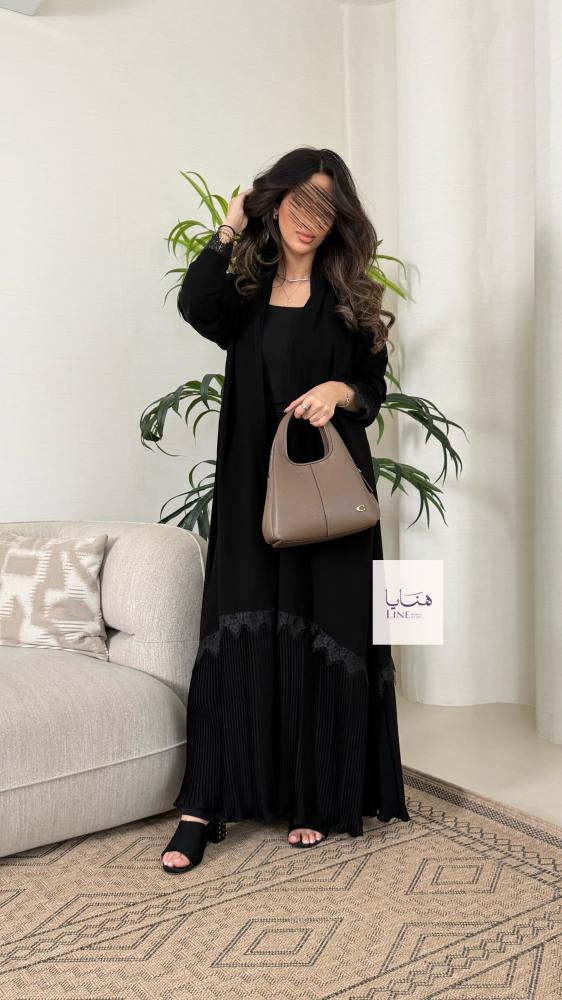 عباية هنا بقماش ملكي مع كسرات بليسيه من تحت مزينه بكلفه