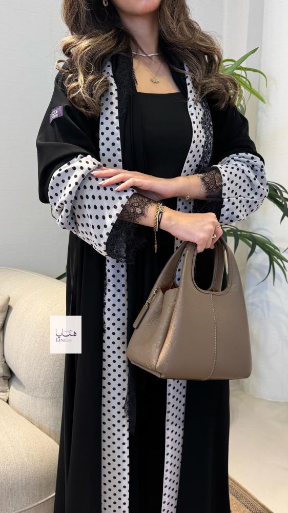 عباية اميره بقماش كريب ملكي مزينه بكلفه وشيفون منقط من الامام والاكمام