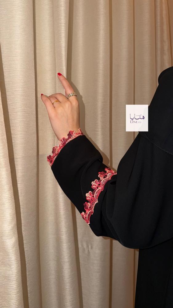 عباية مناهل بقماش كريب ملكي مزينه بكلفه عنابي