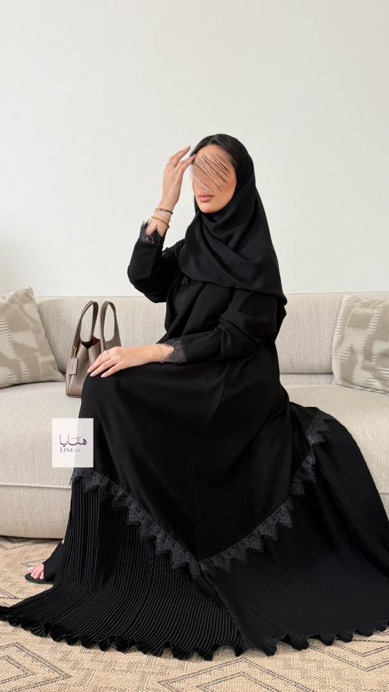 عباية هنا بقماش ملكي مع كسرات بليسيه من تحت مزينه بكلفه