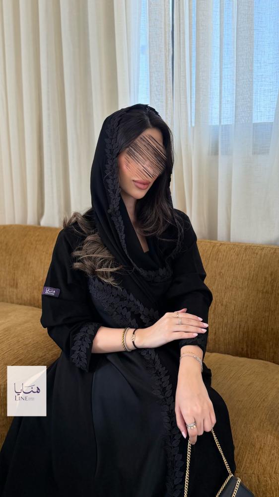 عباية الود بقماش كريب ملكي مع تدخيلات من كريب ايطالي مزينه بكلفه من الامام