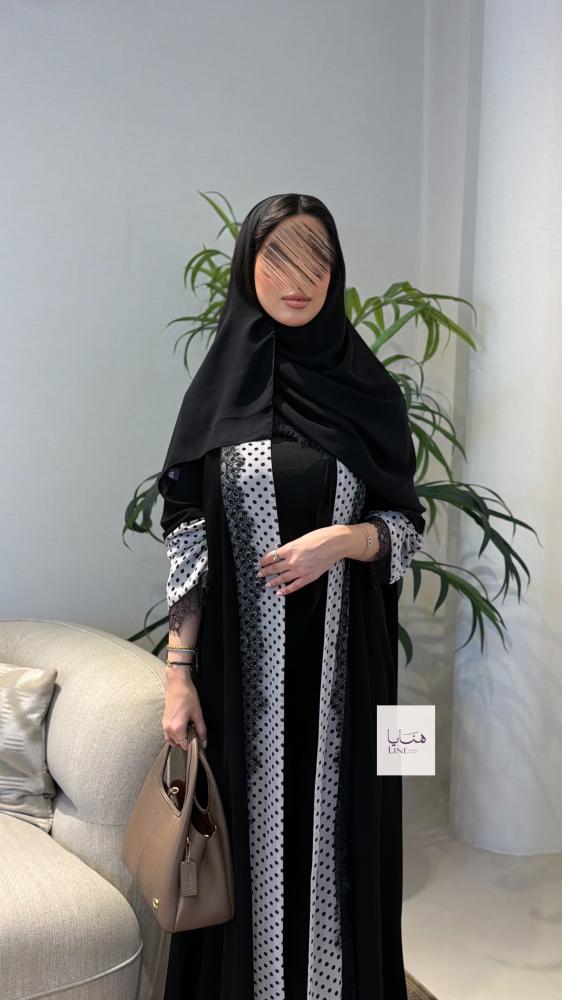 عباية اميره بقماش كريب ملكي مزينه بكلفه وشيفون منقط من الامام والاكمام