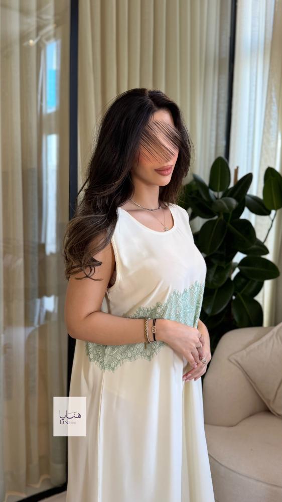 عباية نسيم بقماش كريب احساس مزينه بكلفه مع فستان داخلي تيفاني