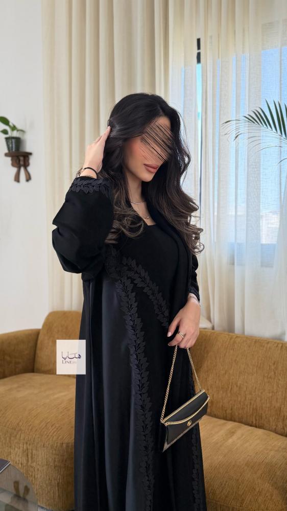 عباية الود بقماش كريب ملكي مع تدخيلات من كريب ايطالي مزينه بكلفه من الامام