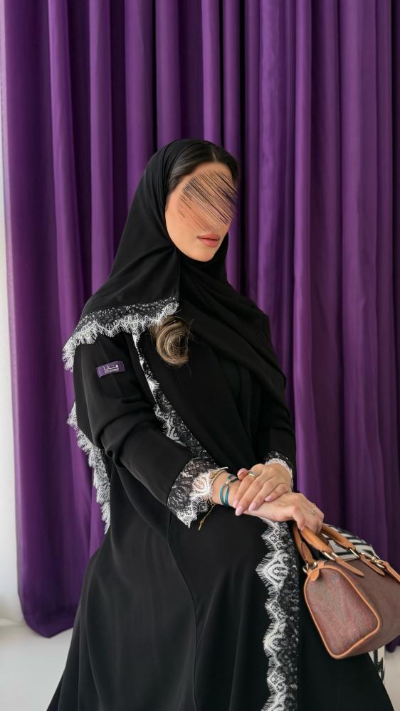 عباية عهود بقماش كريب ملكي مزينه بكلفه ابيض واسود