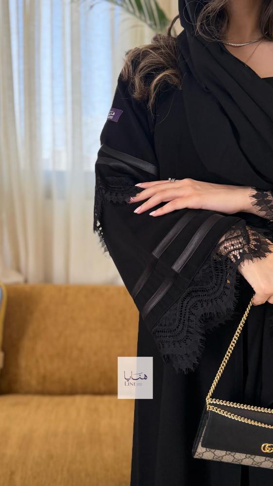 عباية بروق بقماش كريب ملكي مزينه بشرائط ساتان وكلفه في الاكمام واسفل العبايه
