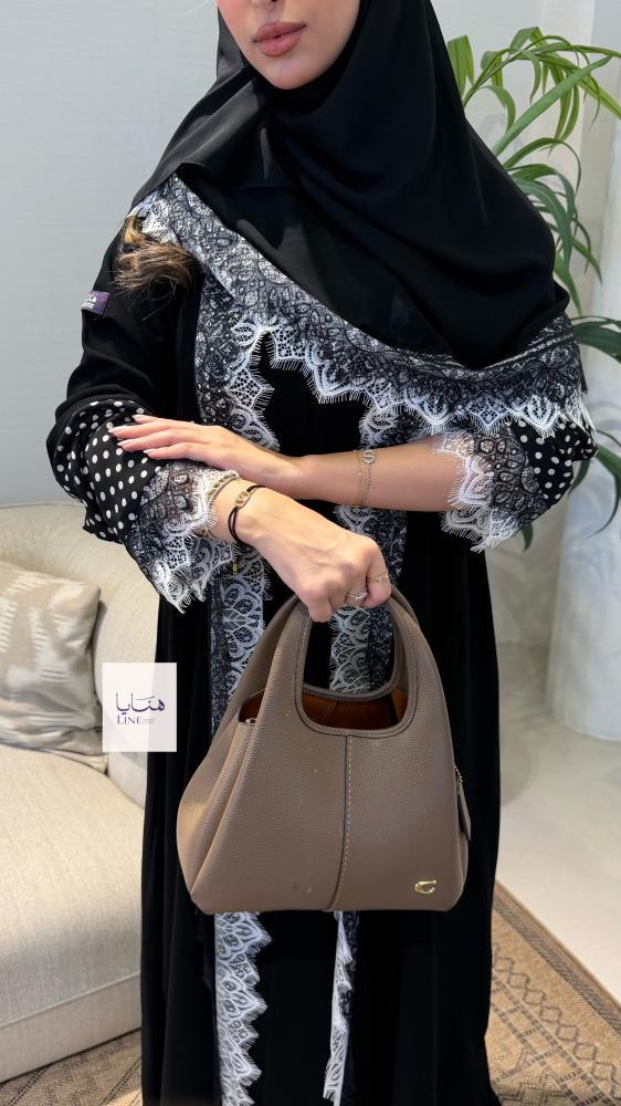 عباية ريفال بقماش كريب ملكي مزينه بكلفه ابيض واسود من الامام