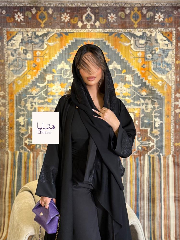 عباية إيفانا بقماش كريب الاناقة بكم اسود مزين دانتيل