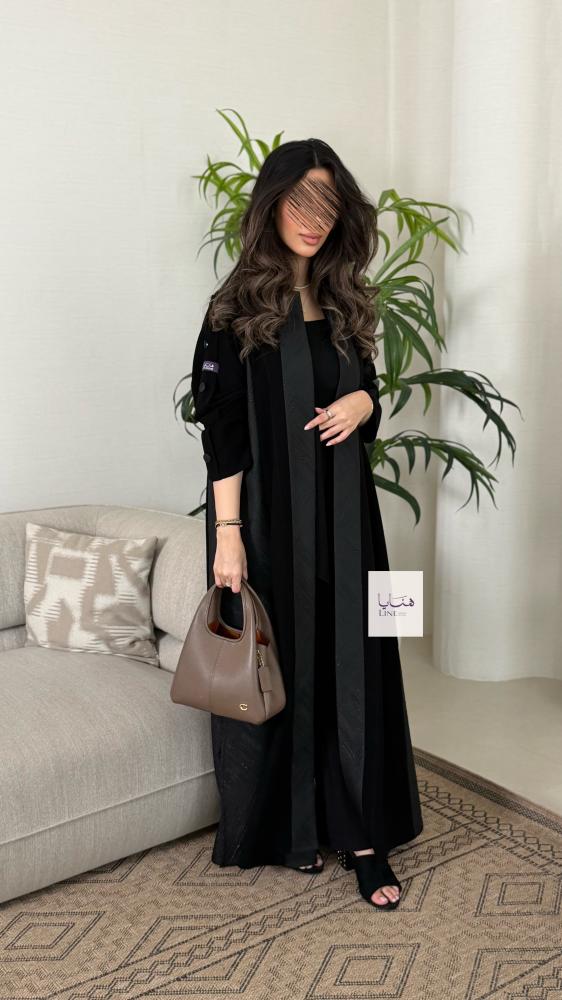عباية بهيه بقماش كريب ملكي مع تدخيلات جاكار مزينه بازره جاكار في الاكمام