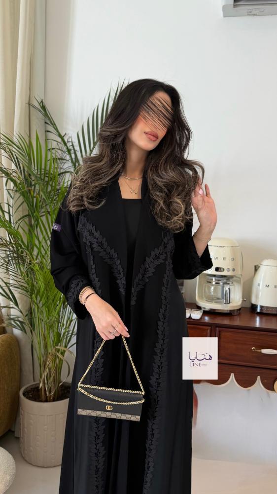 عباية الود بقماش كريب ملكي مع تدخيلات من كريب ايطالي مزينه بكلفه من الامام