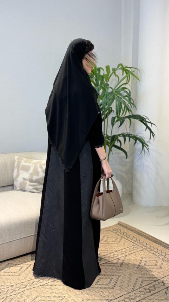 عباية نوره بقماش كريب ملكي مع تدخيلات جاكار مزينه بكلفه من الامام