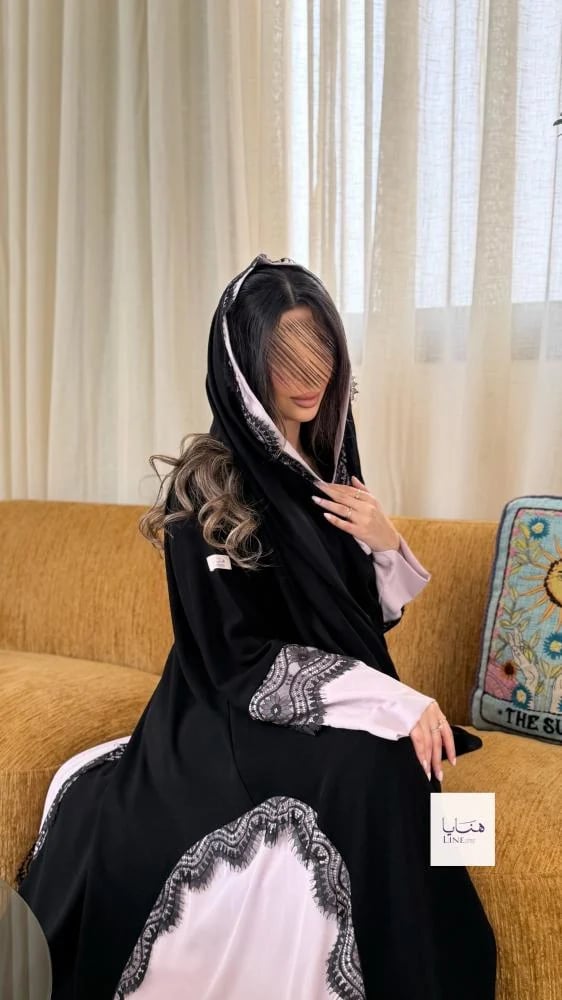 عباية مزهره بقماش كريب ملكي تدخيلات كريب نواعم مزينه بدانتيل وردي