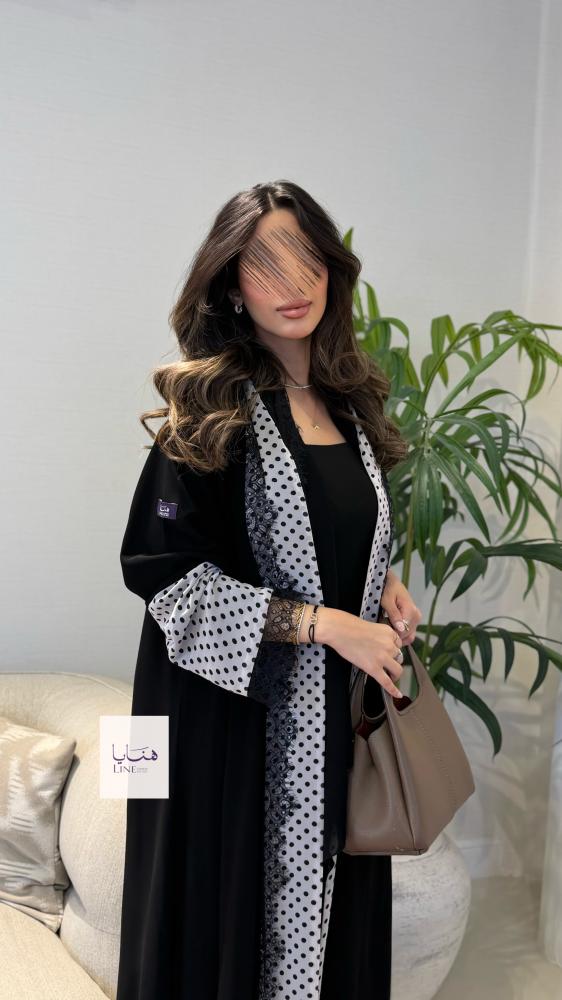 عباية اميره بقماش كريب ملكي مزينه بكلفه وشيفون منقط من الامام والاكمام