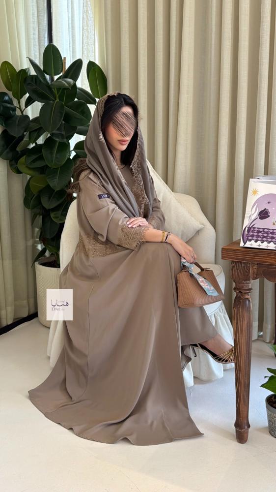 عباية نسيم بقماش كريب احساس مزينه بكلفه مع فستان داخلي بيج