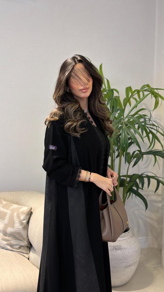 عباية نوره بقماش كريب ملكي مع تدخيلات جاكار مزينه بكلفه من الامام