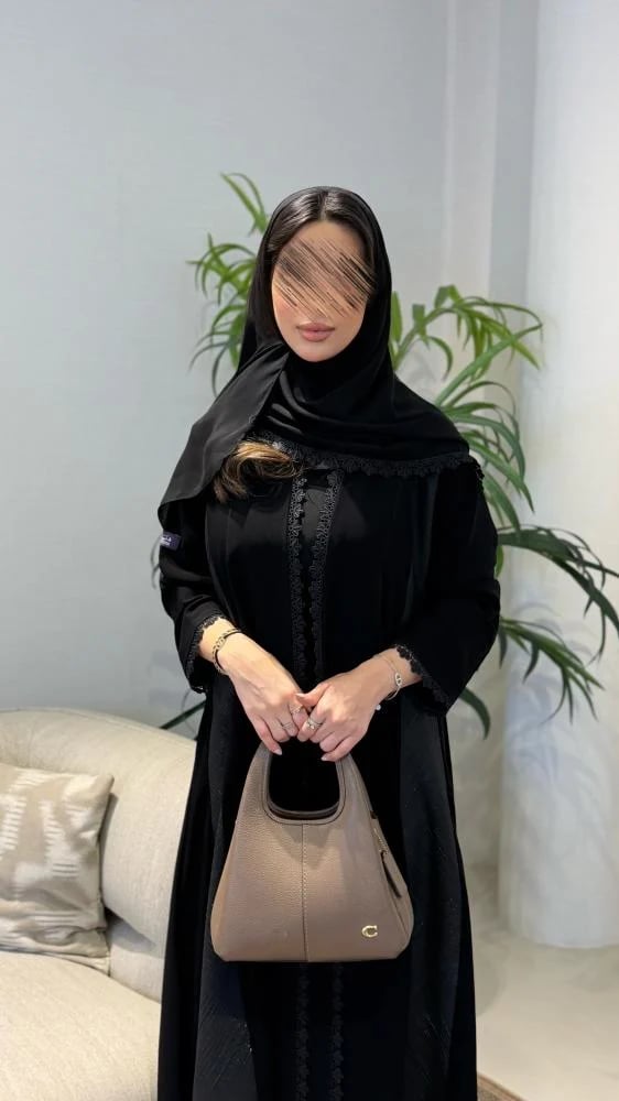 عباية نوره بقماش كريب ملكي مع تدخيلات جاكار مزينه بكلفه من الامام