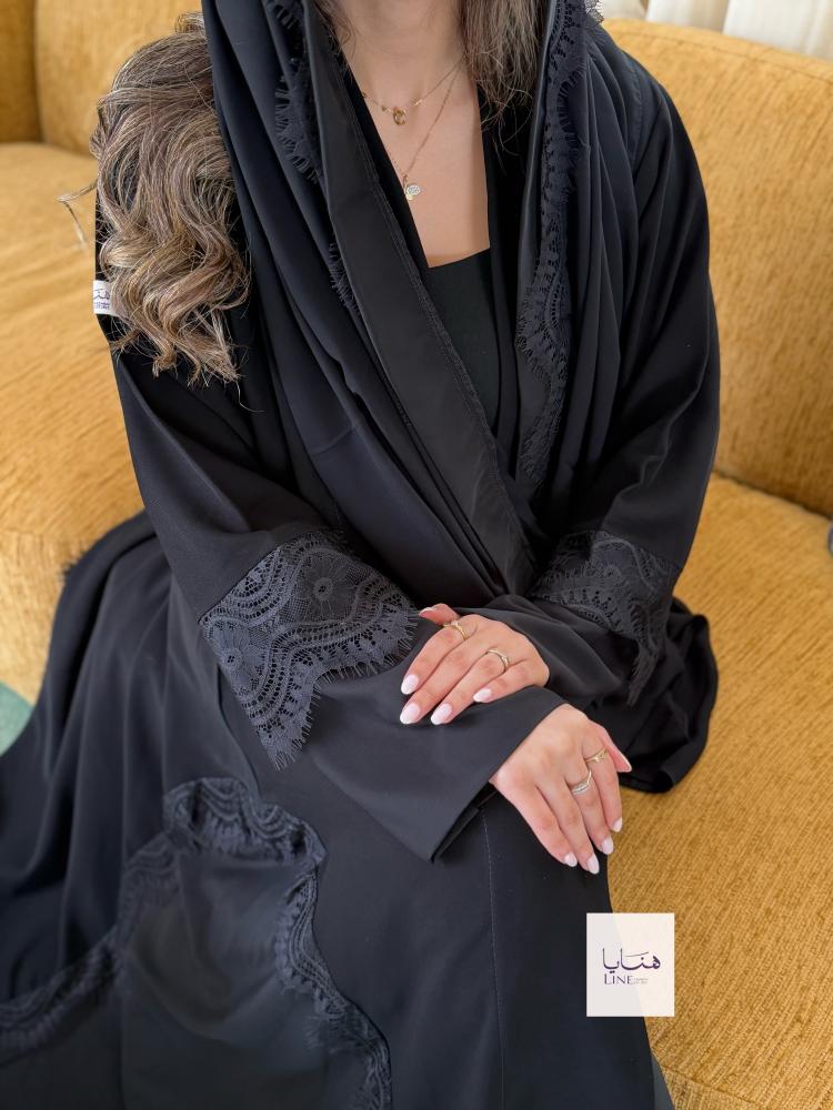 عباية مزهره بقماش كريب ملكي تدخيلات كريب نواعم مزينه بدانتيل اسود
