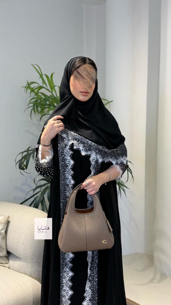 عباية ريفال بقماش كريب ملكي مزينه بكلفه ابيض واسود من الامام