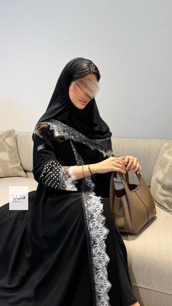 عباية ريفال بقماش كريب ملكي مزينه بكلفه ابيض واسود من الامام