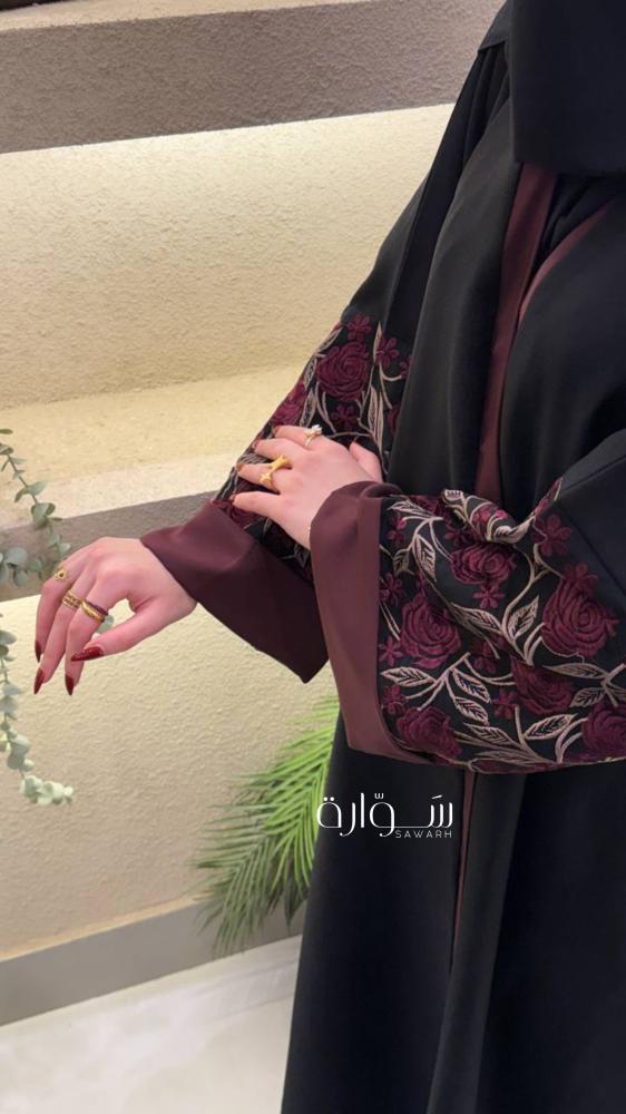 Linen abaya with embroidery of maroon roses