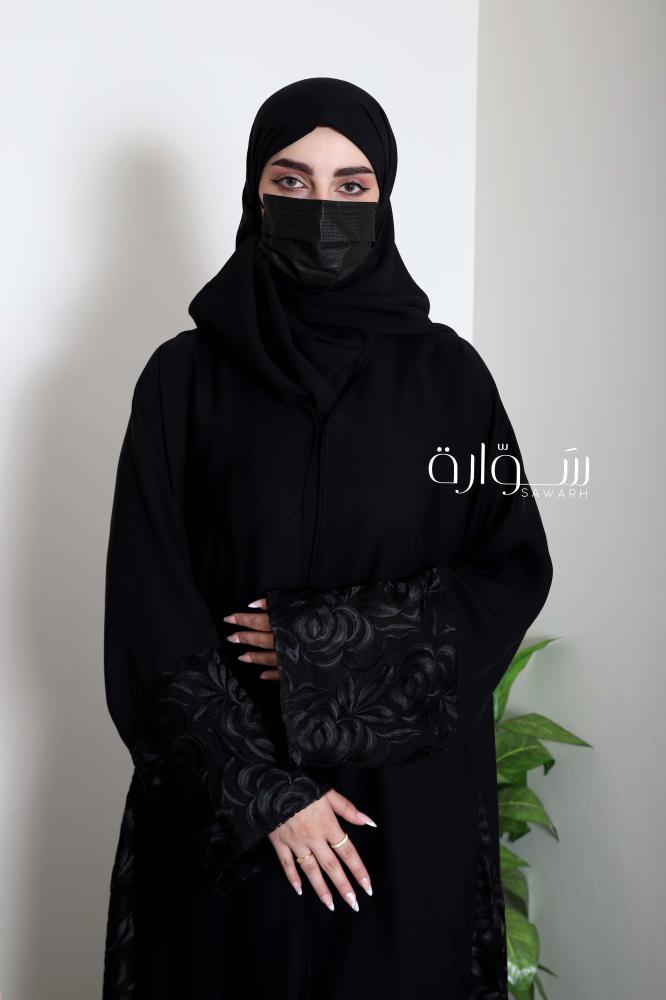 عباية راقية بتدخيله ورد اسود