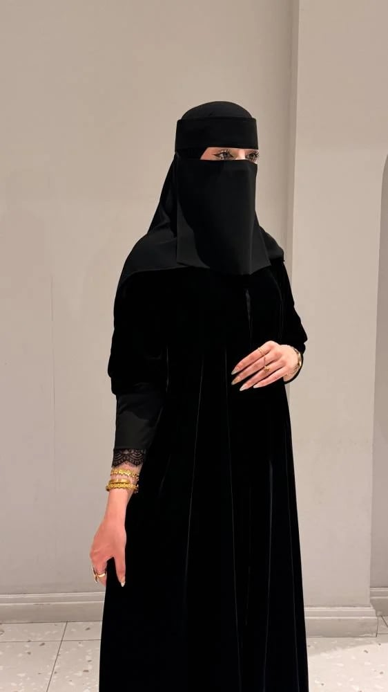 عباية مخمل كم استرتش