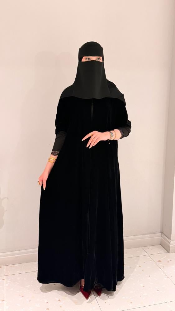 عباية مخمل كم استرتش
