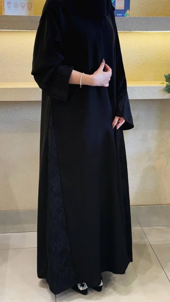 عباية دانتيل كم وجوانب راقية
