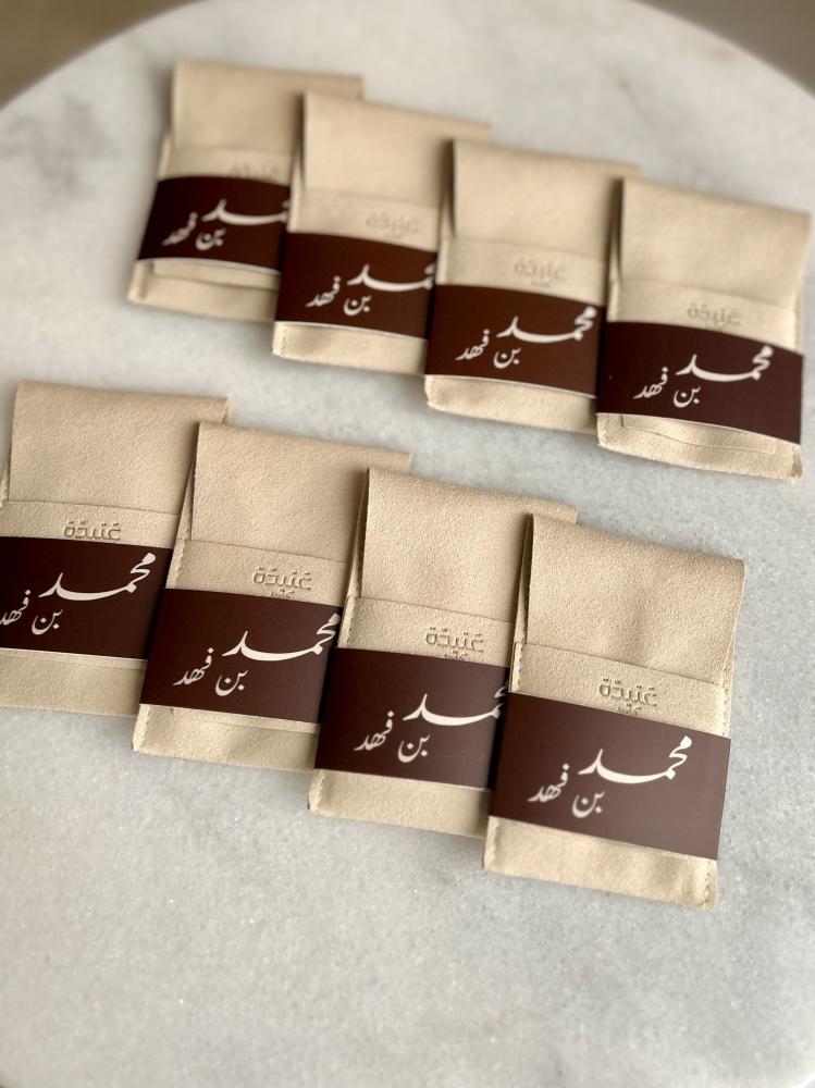 ١٢ قطعة من توزيعات اظرف العود مع كتابة الاسم