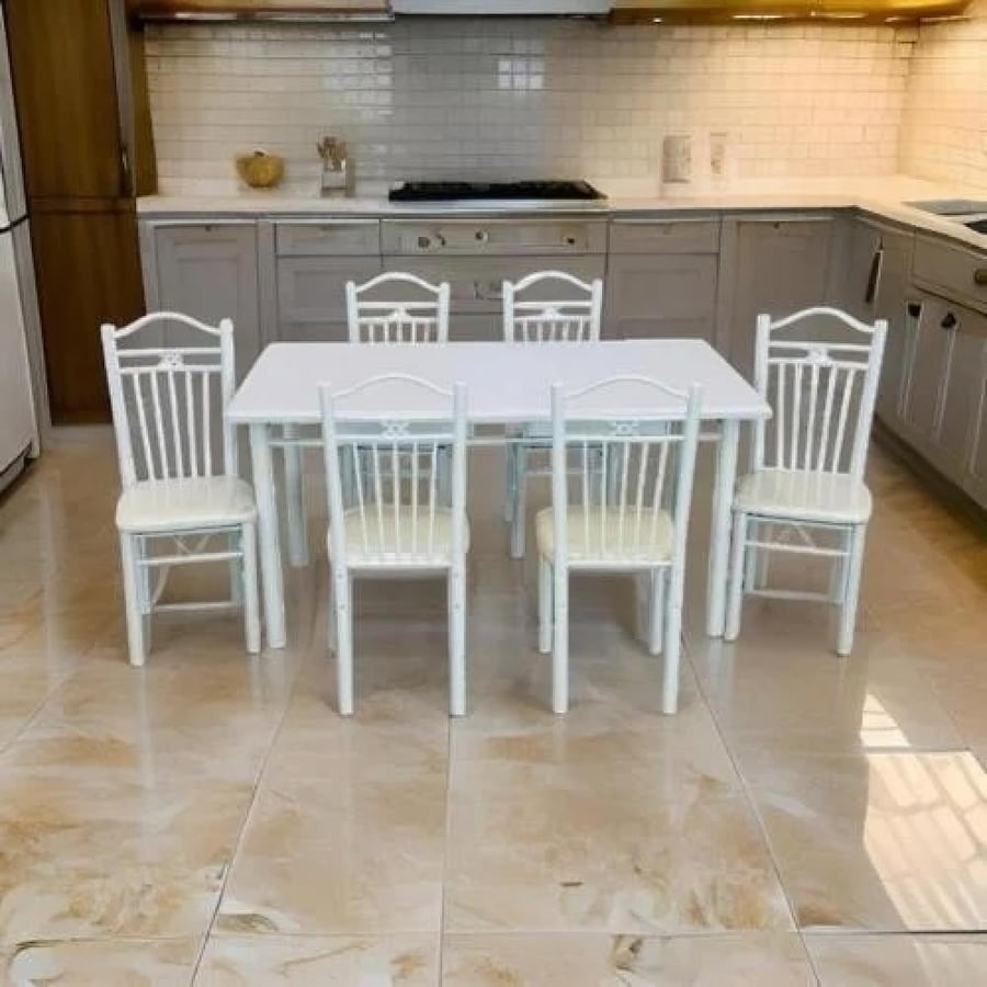 طاولة طعام بيضاء