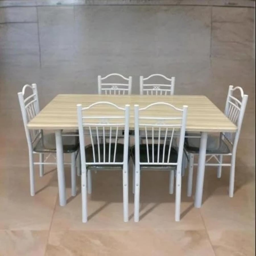 طاولة طعام بيضاء