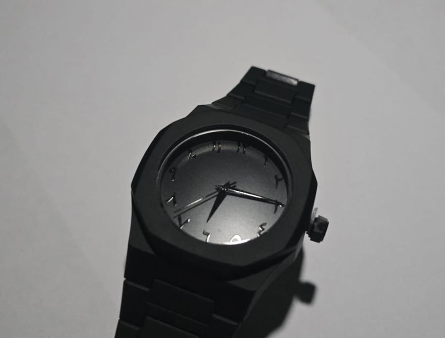 ساعه بلاك ادشن غير مزخرفه  Black Edition