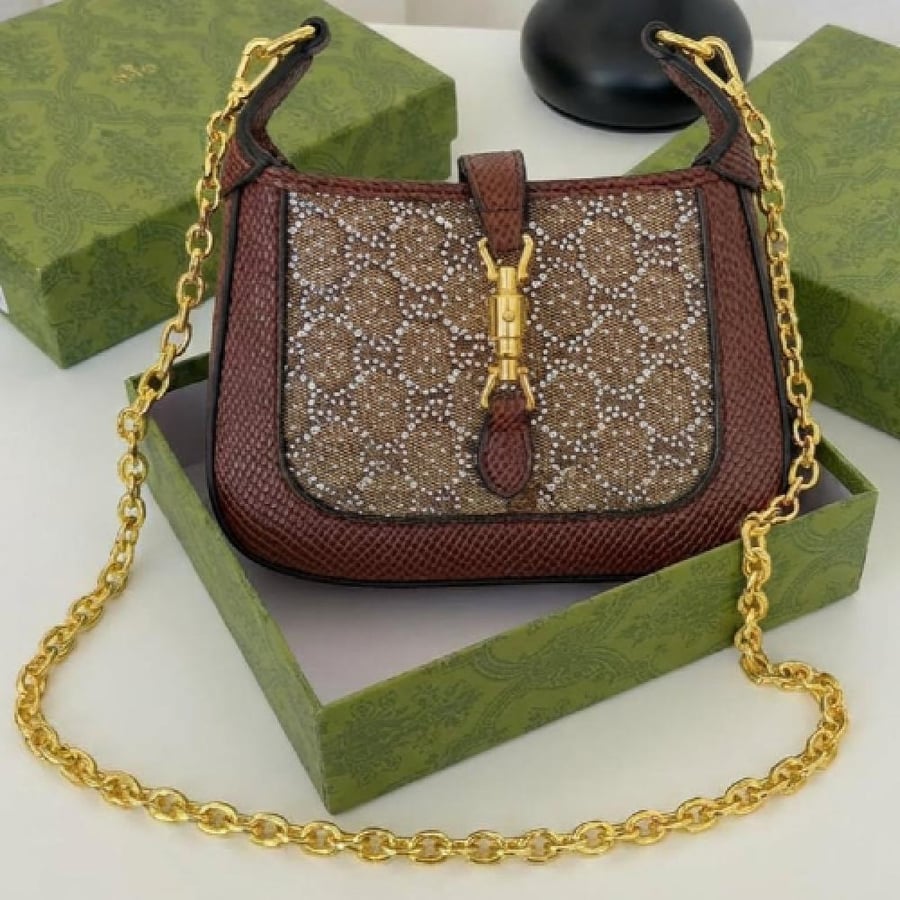 Gucci women's bag with gold chain - elegant and luxurious design. Master quality