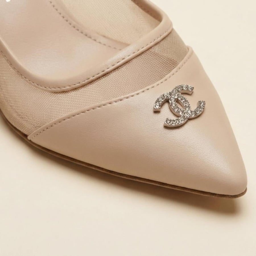 Classic women's heel from Chanel CHANEL, timeless elegance with luxurious details, master quality