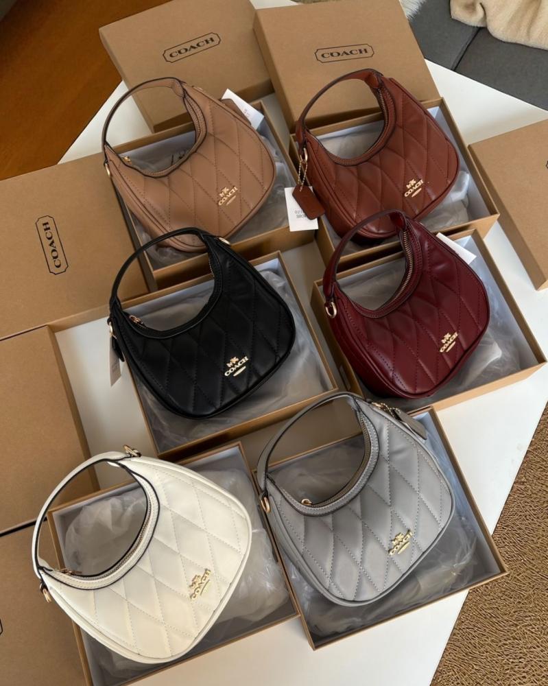 Women's Coach bag – Elegant padded design. Master quality