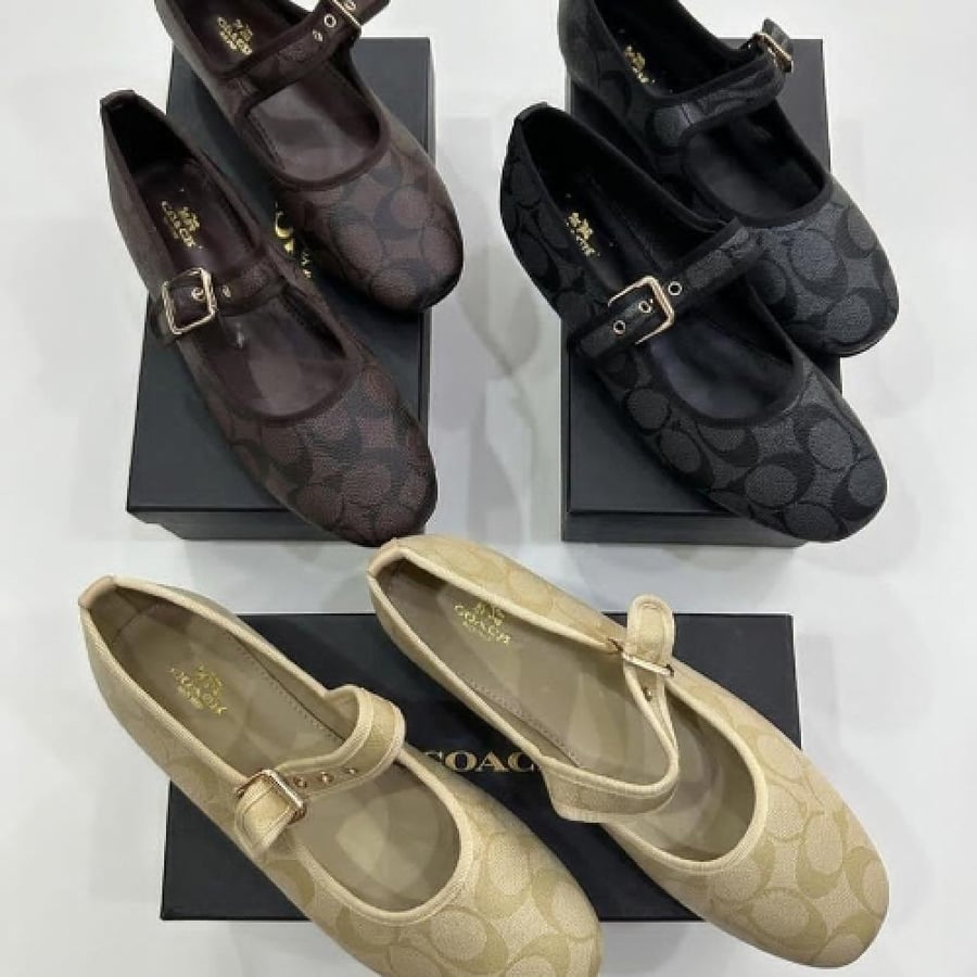 Elegant women's shoe with front strap and monogram pattern from Coach Master quality