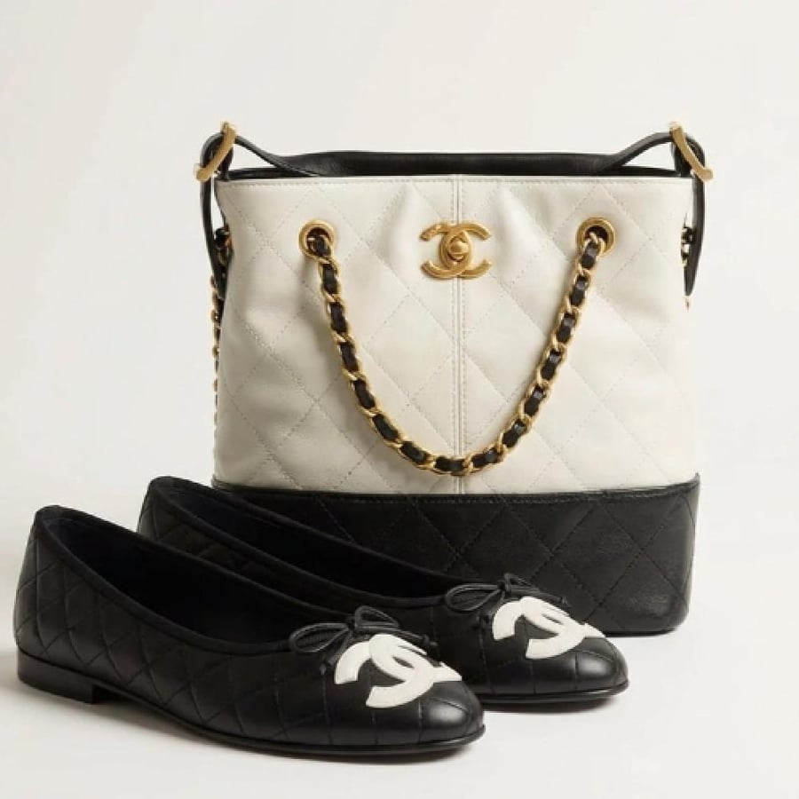 طقم أنيق من شانيل (CHANEL) يجمع بين الفخامة الكلاسيكية واللمسة العصرية