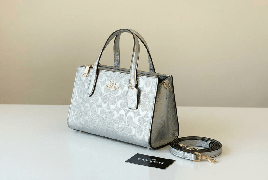 Women's Coach bag – modern elegance with a luxurious touch. Master quality