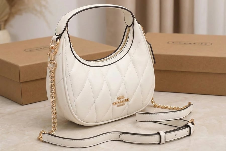 Women's Coach bag – Elegant padded design. Master quality