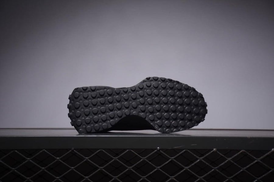 New balance triple black