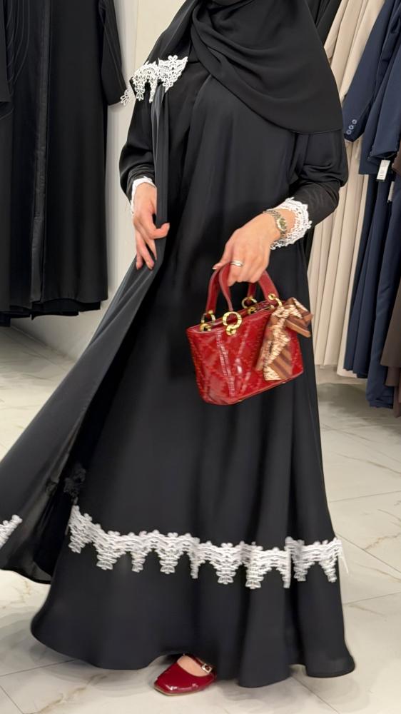 عباية سوداء بنقش ابيض