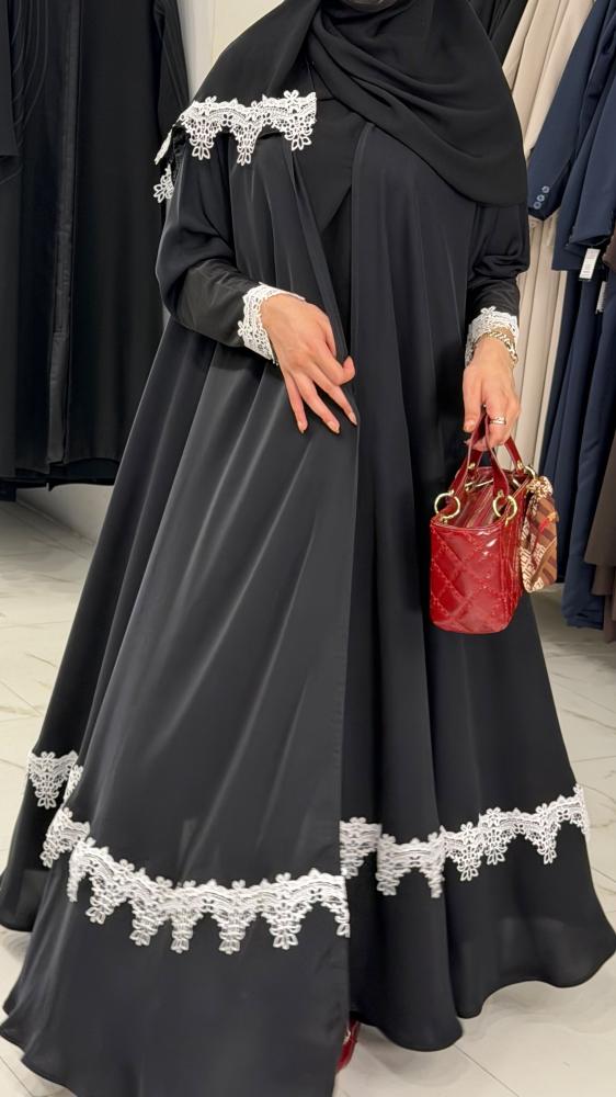 عباية سوداء بنقش ابيض
