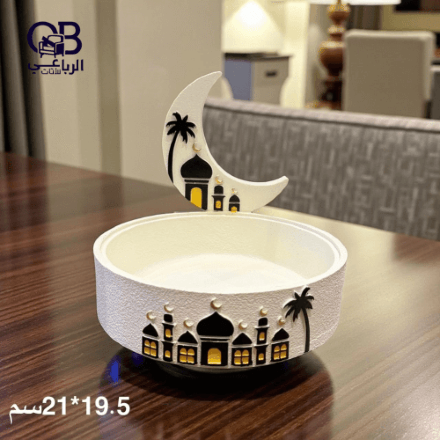 A round plate with a Ramadan crescent