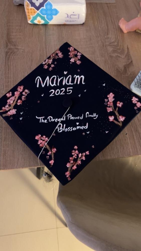 Custom execution of the design on the graduation cap