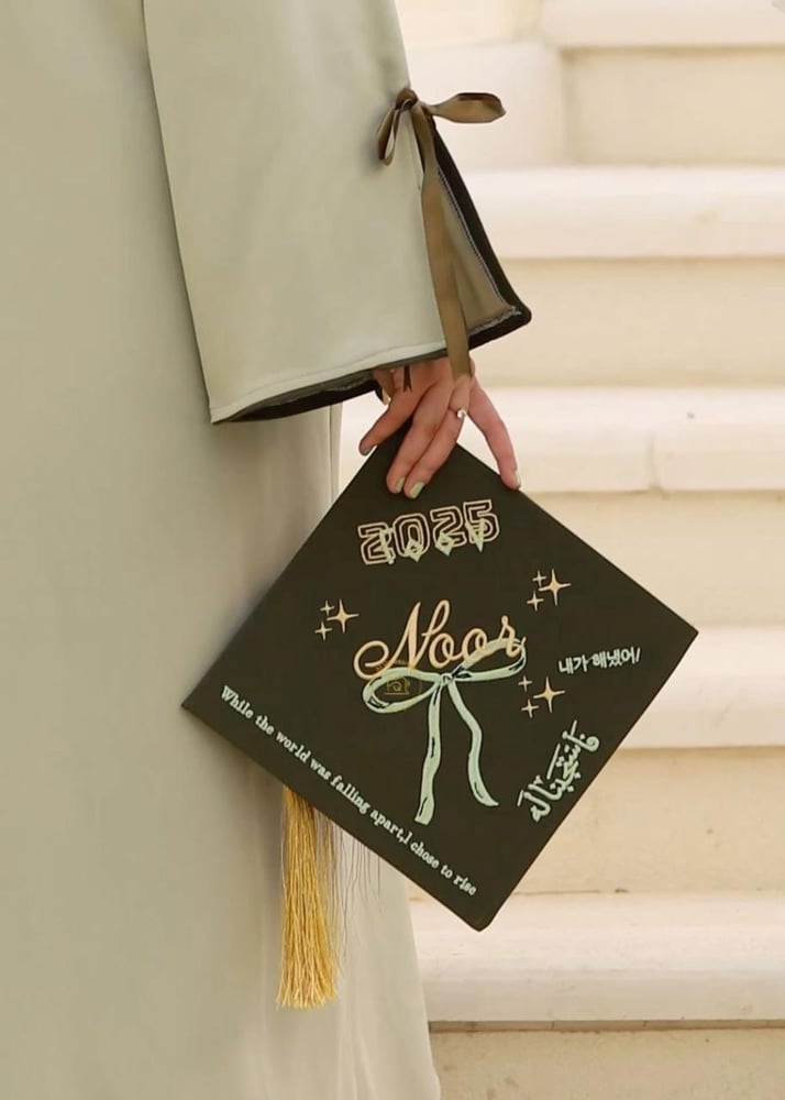 Custom execution of the design on the graduation cap