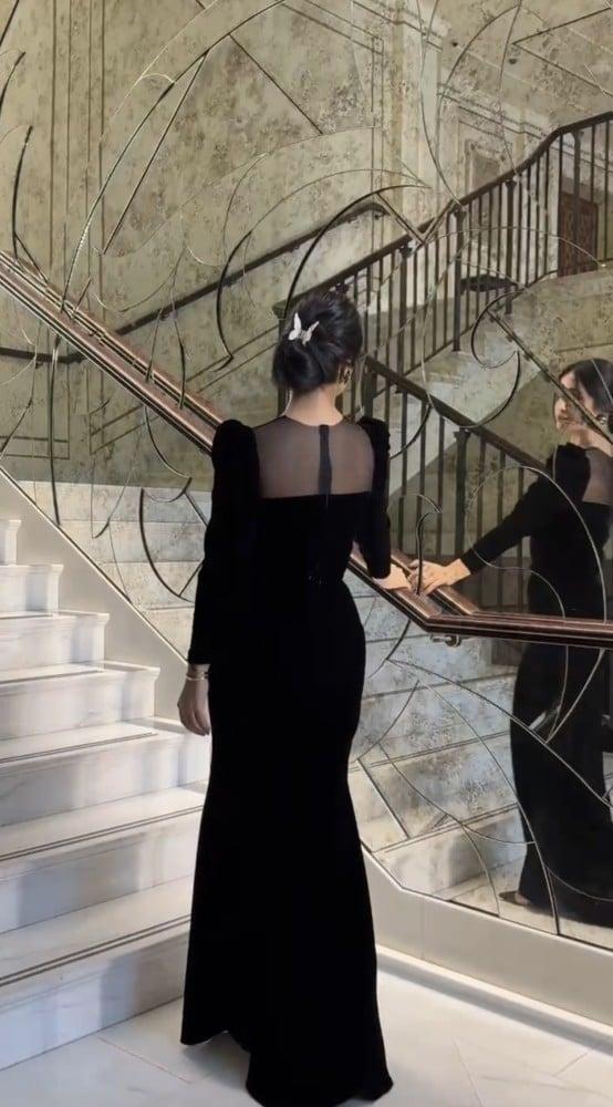 فستان مخمل بأكمام